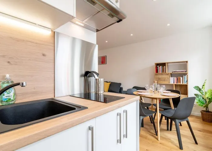 Center Equipped And Bright Lilla